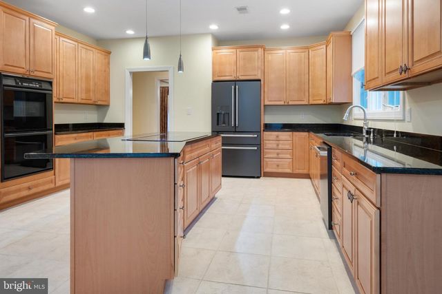 3 MANCHUR CT, Flemington, NJ 08822