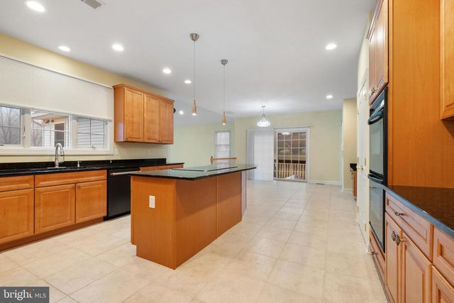 3 MANCHUR CT, Flemington, NJ 08822