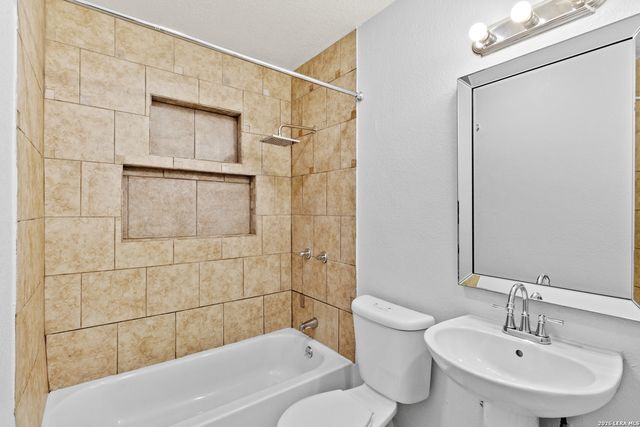 127 ZERRCLIFF LN, San Antonio, TX 78220