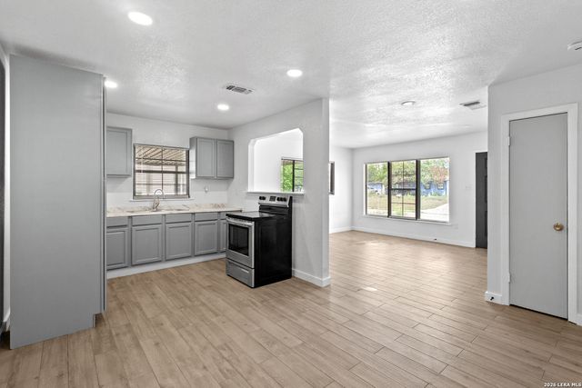 127 ZERRCLIFF LN, San Antonio, TX 78220