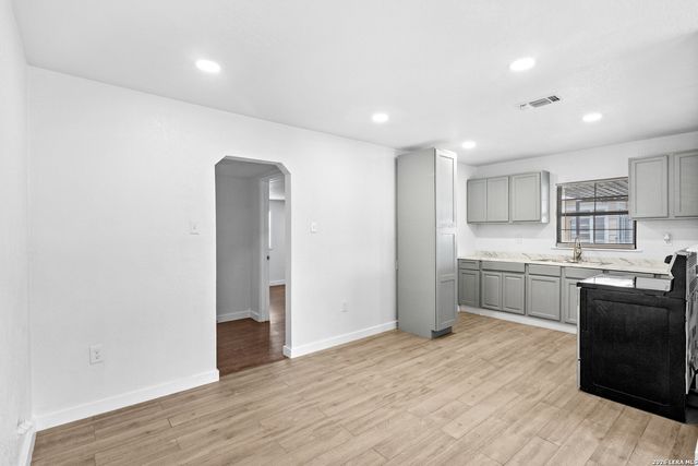 127 ZERRCLIFF LN, San Antonio, TX 78220