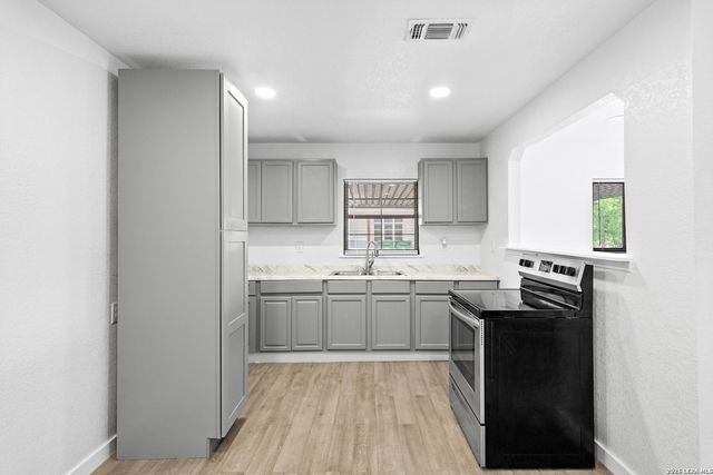 127 ZERRCLIFF LN, San Antonio, TX 78220