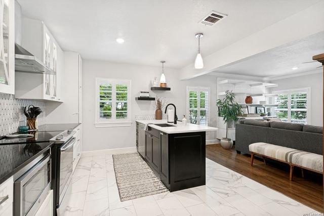 488 E Olmos Dr Apt 3, Olmos Park, TX 78212