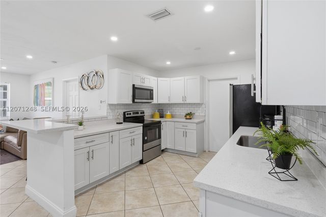 1298 NE 199th St, Miami, FL 33179