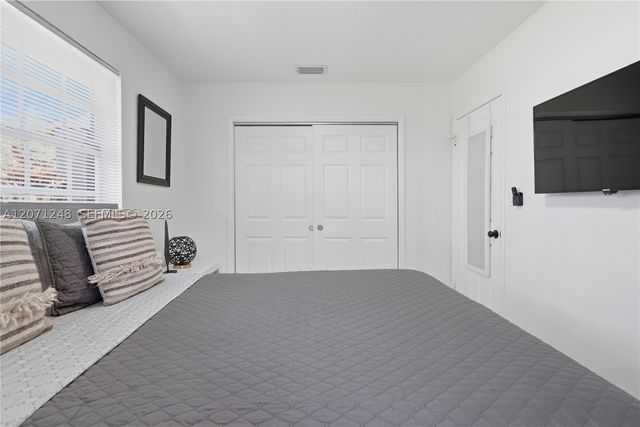 1298 NE 199th St, Miami, FL 33179