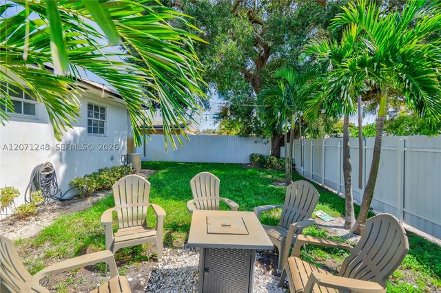 1298 NE 199th St, Miami, FL 33179