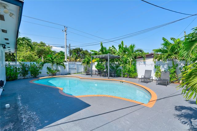 1298 NE 199th St, Miami, FL 33179