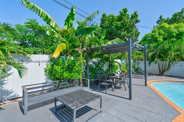 1298 NE 199th St, Miami, FL 33179