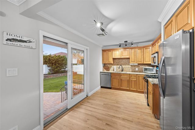 27 Nottinghill Drive, Massapequa, NY 11758