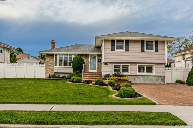 27 Nottinghill Drive, Massapequa, NY 11758