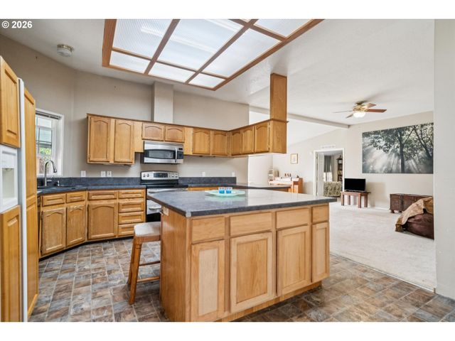 609 Ne SOUTH SHORE Rd, Portland, OR 97211