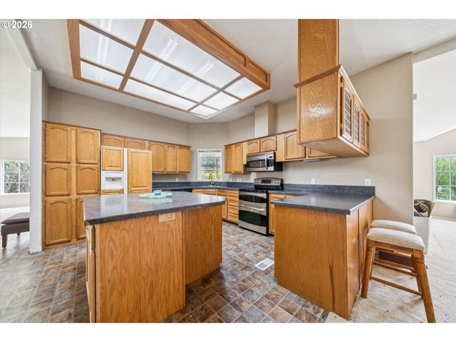 609 Ne SOUTH SHORE Rd, Portland, OR 97211