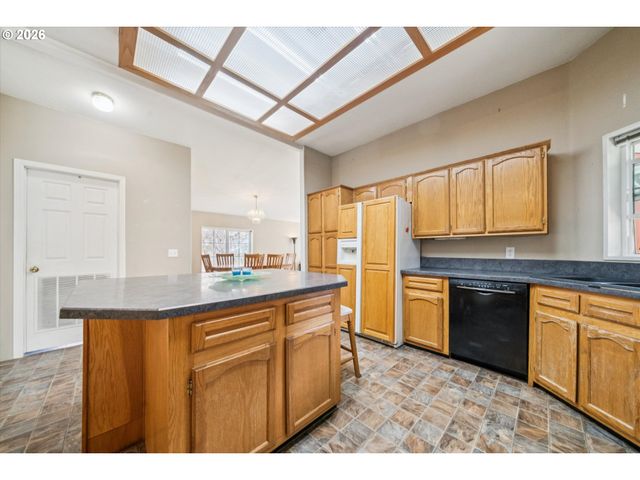 609 Ne SOUTH SHORE Rd, Portland, OR 97211