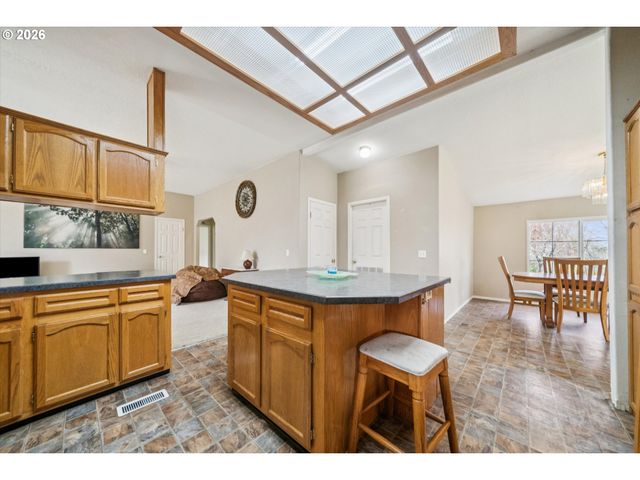 609 Ne SOUTH SHORE Rd, Portland, OR 97211