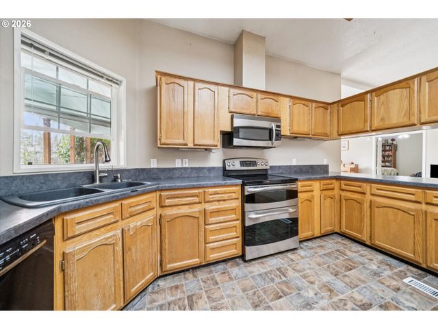 609 Ne SOUTH SHORE Rd, Portland, OR 97211