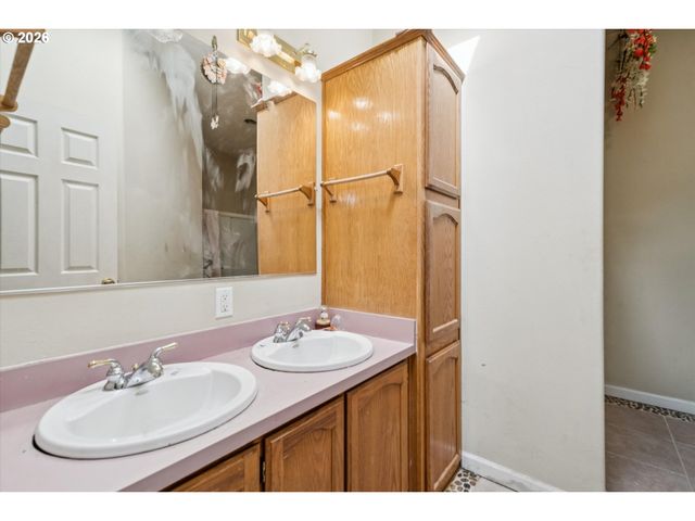 609 Ne SOUTH SHORE Rd, Portland, OR 97211