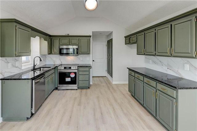 4300 NE Blue Jay Circle, Lee's Summit, MO 64064