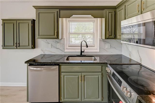 4300 NE Blue Jay Circle, Lee's Summit, MO 64064