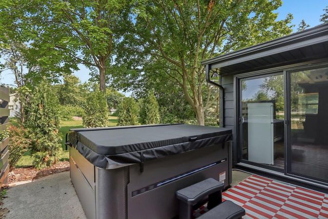 450 Rip Van Winkle DRIVE, Waukesha, WI 53186