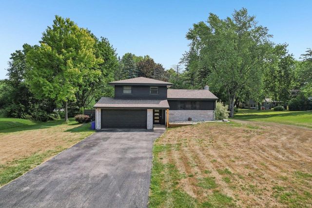 450 Rip Van Winkle DRIVE, Waukesha, WI 53186