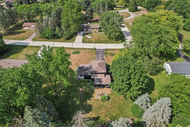 450 Rip Van Winkle DRIVE, Waukesha, WI 53186