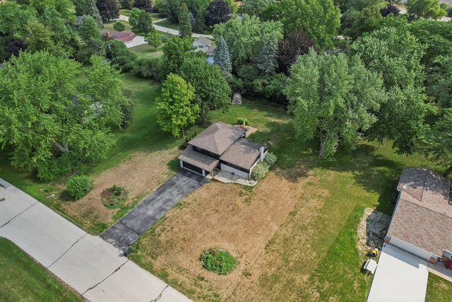 450 Rip Van Winkle DRIVE, Waukesha, WI 53186