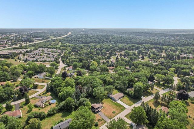 450 Rip Van Winkle DRIVE, Waukesha, WI 53186