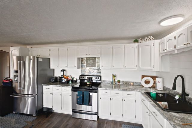 200 Lakeview Point Road, Harrodsburg, KY 40330