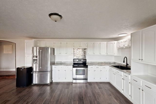 200 Lakeview Point Road, Harrodsburg, KY 40330
