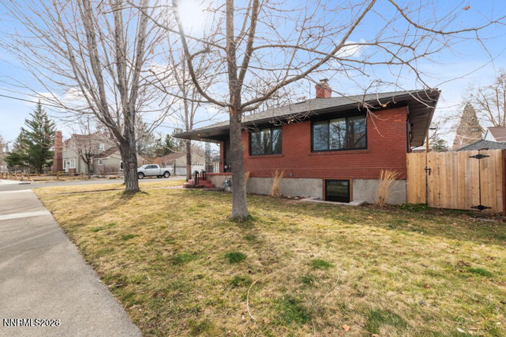 Image 4 of property listing at 1295 Mark Twain Avenue, Reno, NV 89509