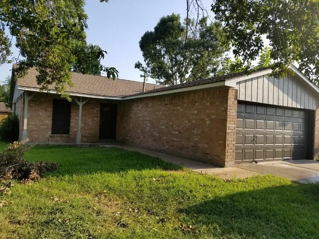 320 Bert Street, Angleton, TX 77515