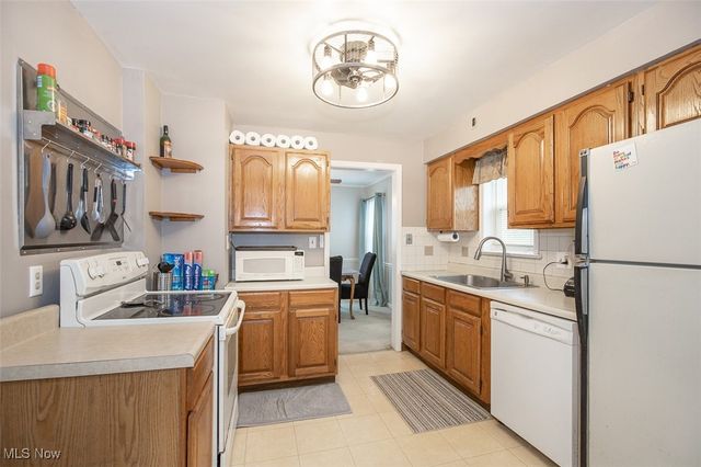 242 Monroe Avenue, Cuyahoga Falls, OH 44221