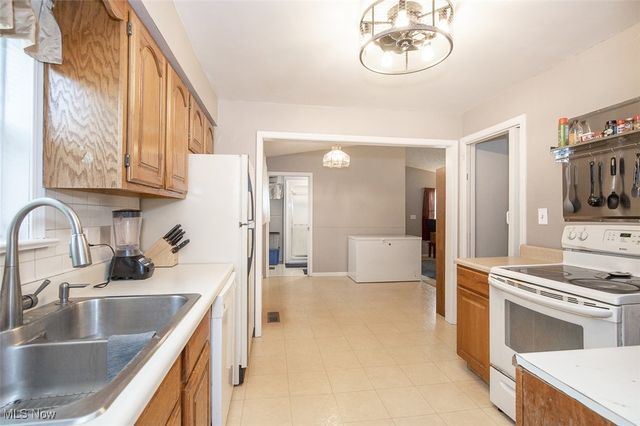 242 Monroe Avenue, Cuyahoga Falls, OH 44221