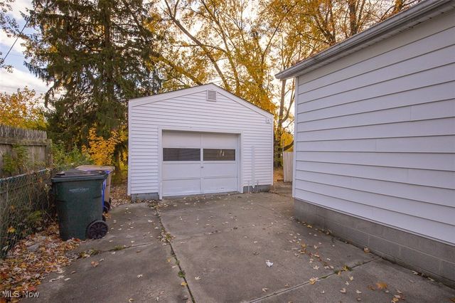 242 Monroe Avenue, Cuyahoga Falls, OH 44221