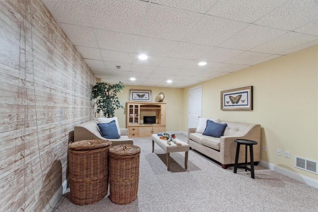 160 Groton Rd, Westford, MA 01886