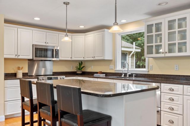160 Groton Rd, Westford, MA 01886