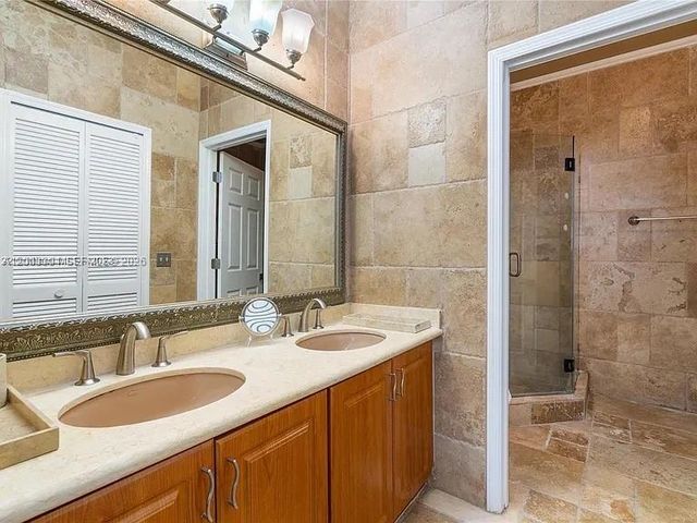 8978 NW 152nd Ln, Miami Lakes, FL 33018