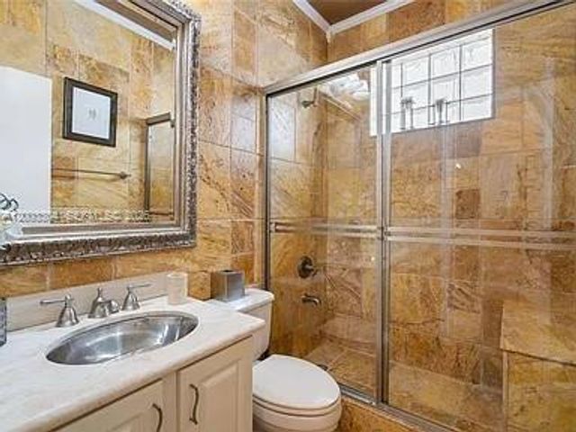 8978 NW 152nd Ln, Miami Lakes, FL 33018