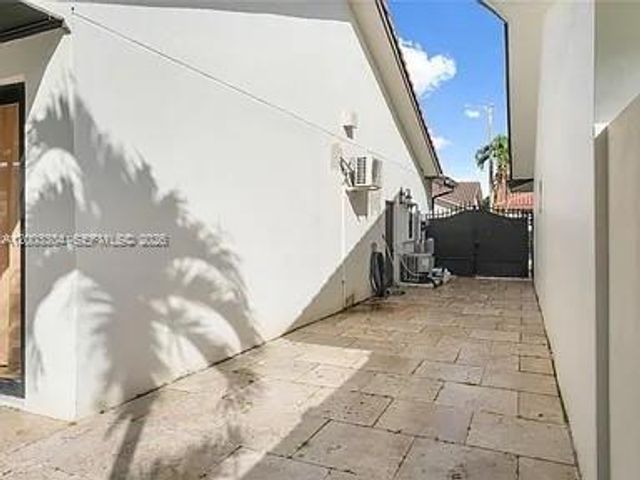 8978 NW 152nd Ln, Miami Lakes, FL 33018