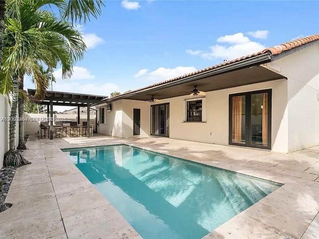 8978 NW 152nd Ln, Miami Lakes, FL 33018