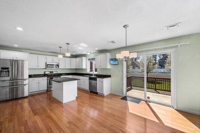 29 Saw Mill Ln, Rockland, MA 02370