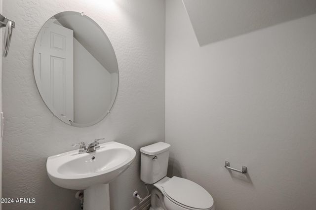 9037 W Luke Avenue, Glendale, AZ 85305