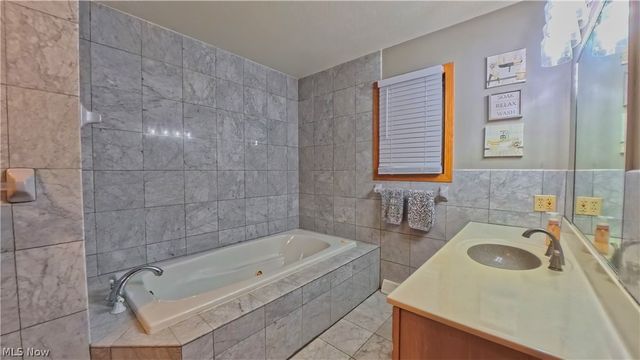 1751 Squaw Creek Drive, Girard, OH 44420