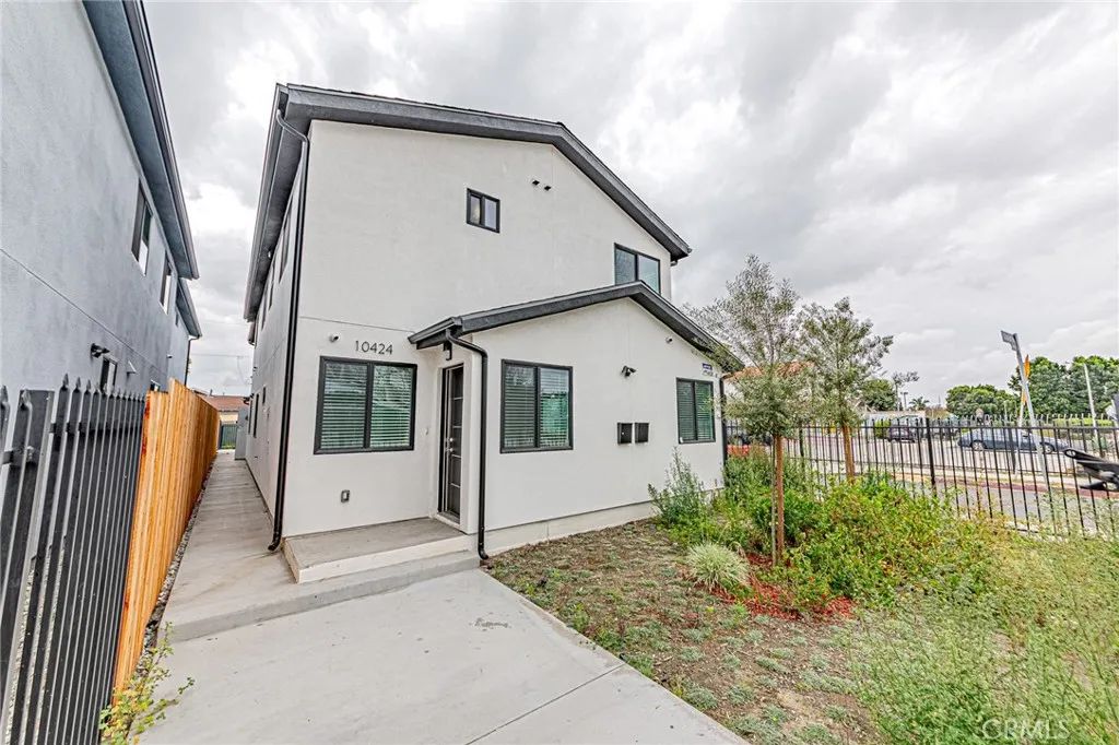 10424 Graham Avenue, Los Angeles, CA 90002