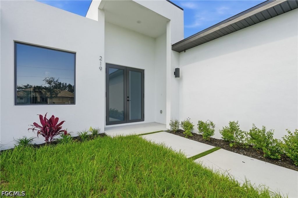 Image 10 of property listing at 219 NE 15th TER, Cape Coral, FL 33909