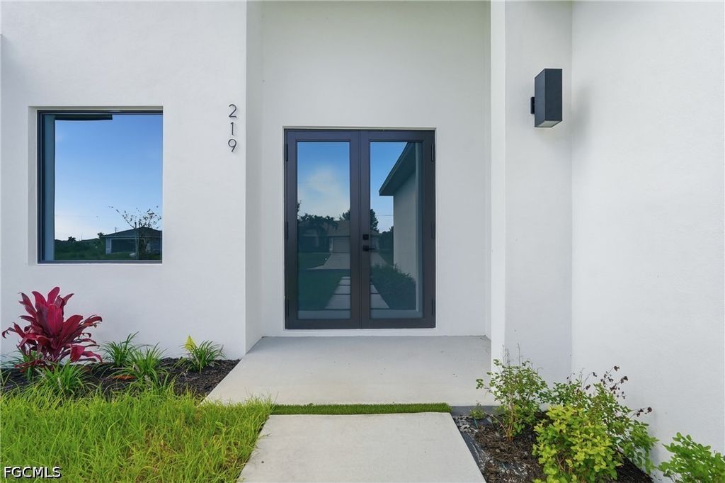 Image 11 of property listing at 219 NE 15th TER, Cape Coral, FL 33909