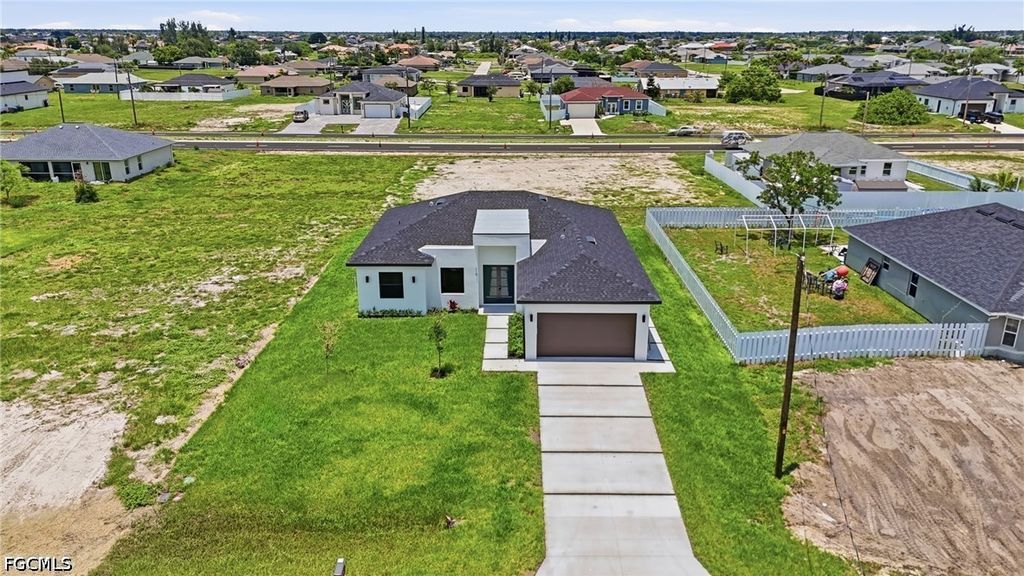 Image 4 of property listing at 219 NE 15th TER, Cape Coral, FL 33909