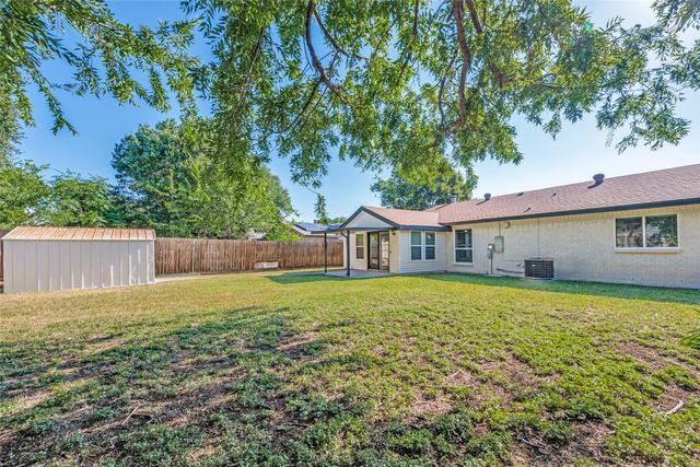 1013 N Knowles Drive, Saginaw, TX 76179