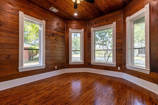 607 N Dallas Street, Ennis, TX 75119