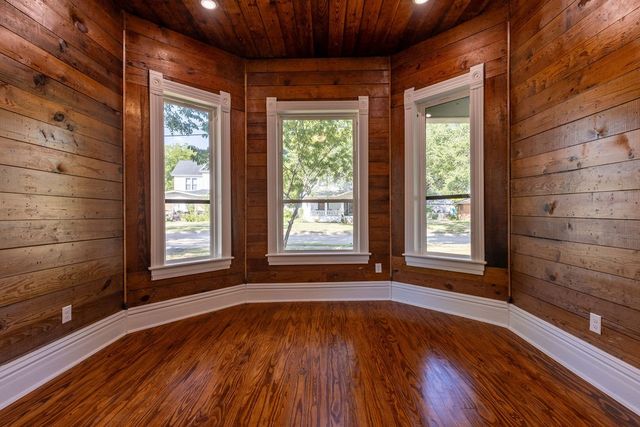 607 N Dallas Street, Ennis, TX 75119